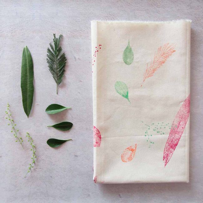 Estampado con hojas paso a paso