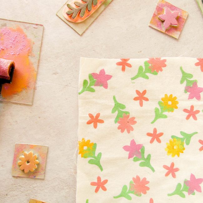 Como estampar con sellos sobre tela